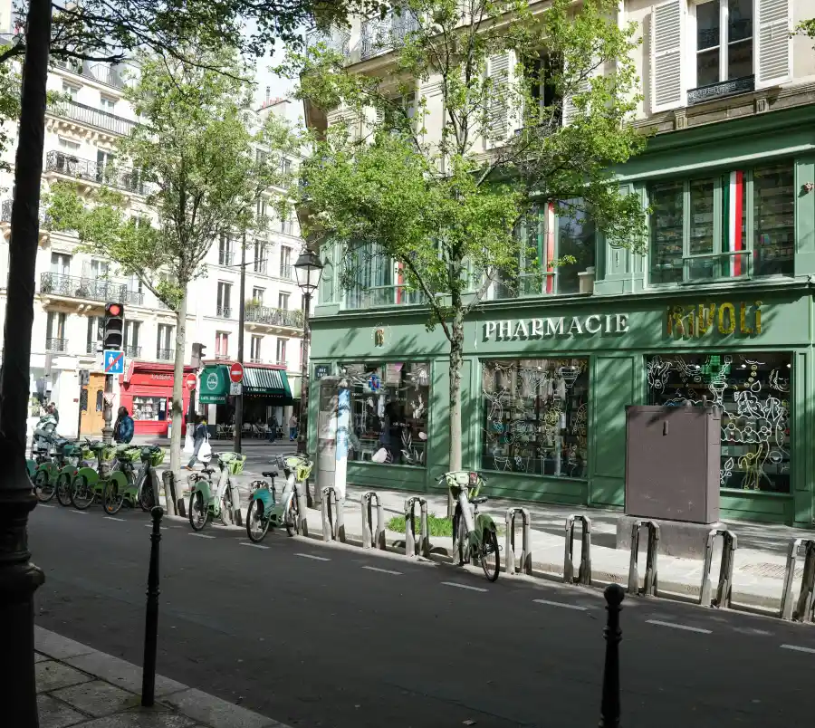 Pharmacie de ville vue depuis la rue
