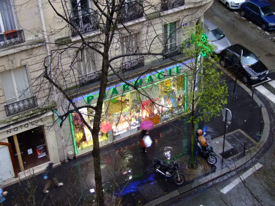 Pharmacie de ville vue depuis la rue