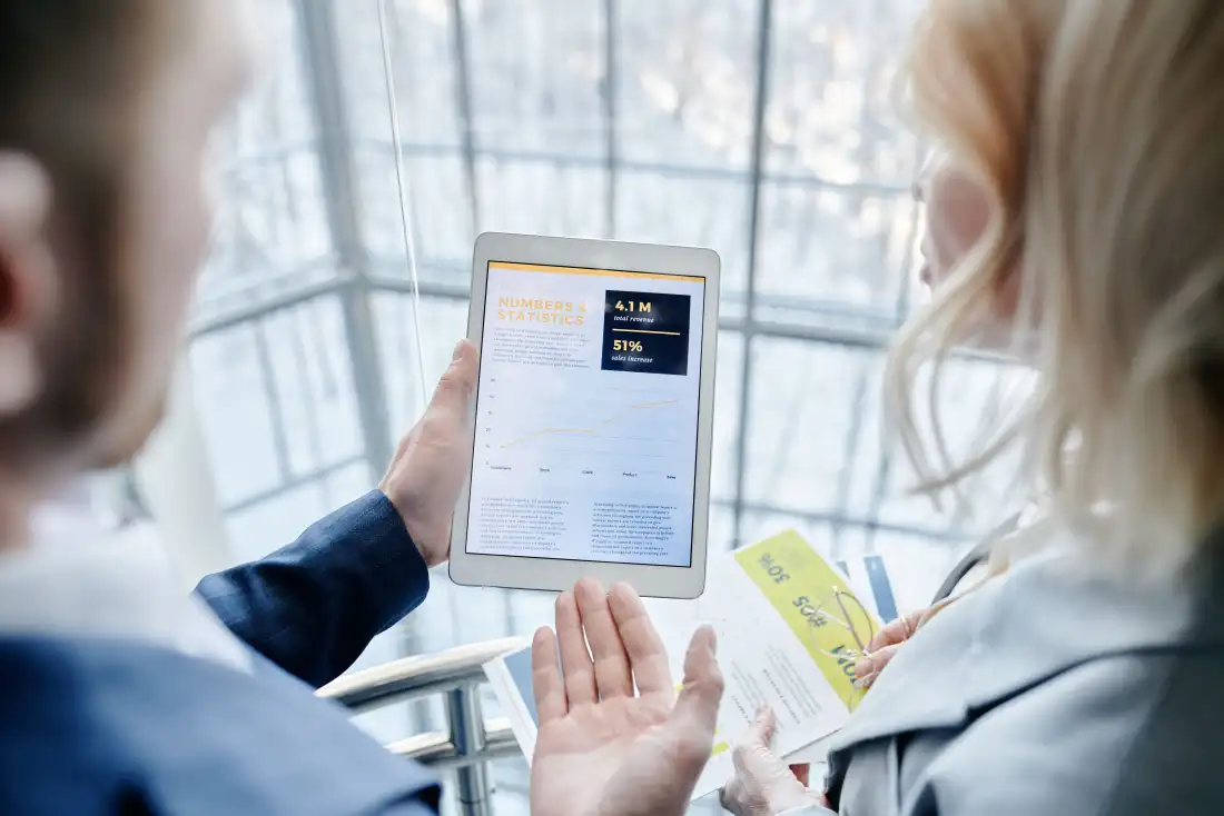 Tablette affichant des indicateurs de pilotage